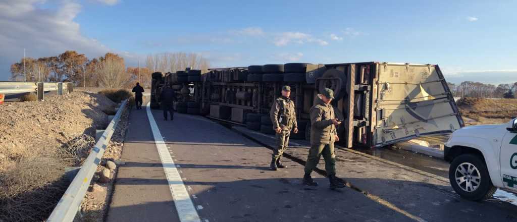 Volc&oacute; un cami&oacute;n en Luj&aacute;n de Cuyo, en la intersecci&oacute;n de rutas 7 y 40