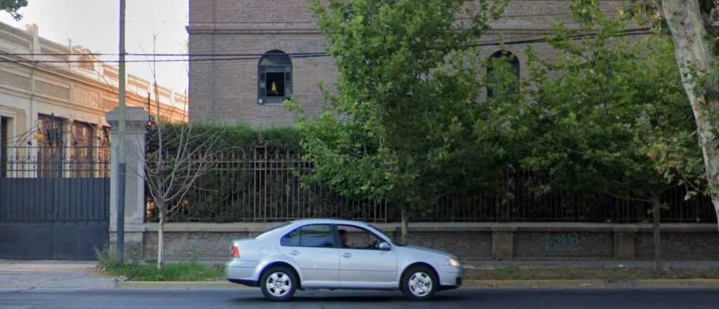Borracho choc&oacute; contra el pared&oacute;n de la Bodega Los Toneles
