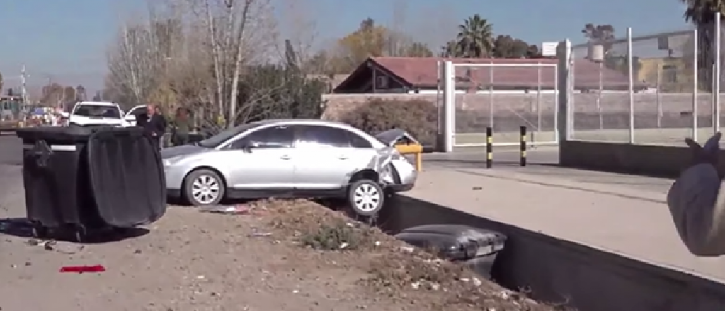 Aparatoso accidente en el ingreso a un supermercado en Guaymallén