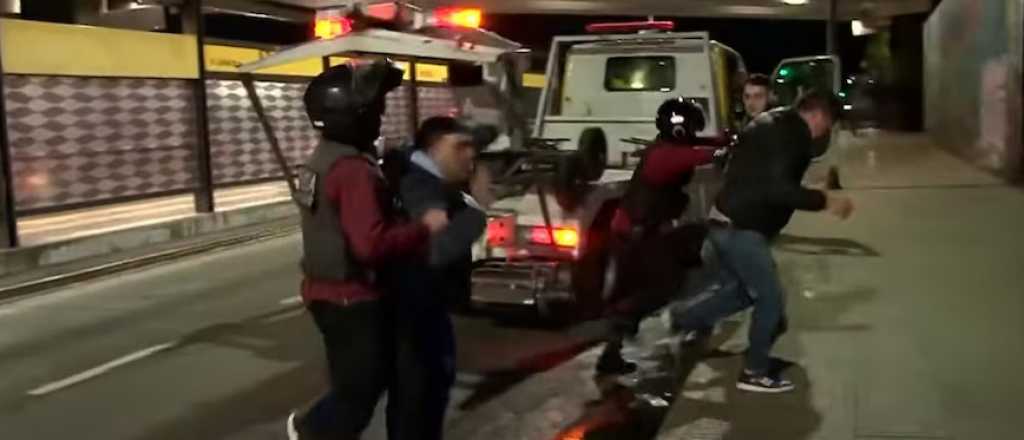 Video: madrugada violenta en un control de alcoholemia