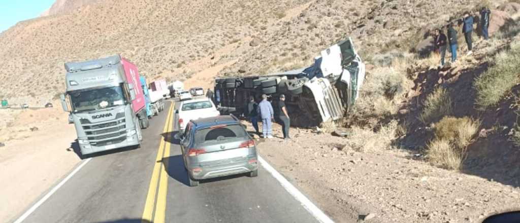 Un cami&oacute;n volc&oacute; en la Ruta 7 camino a Chile