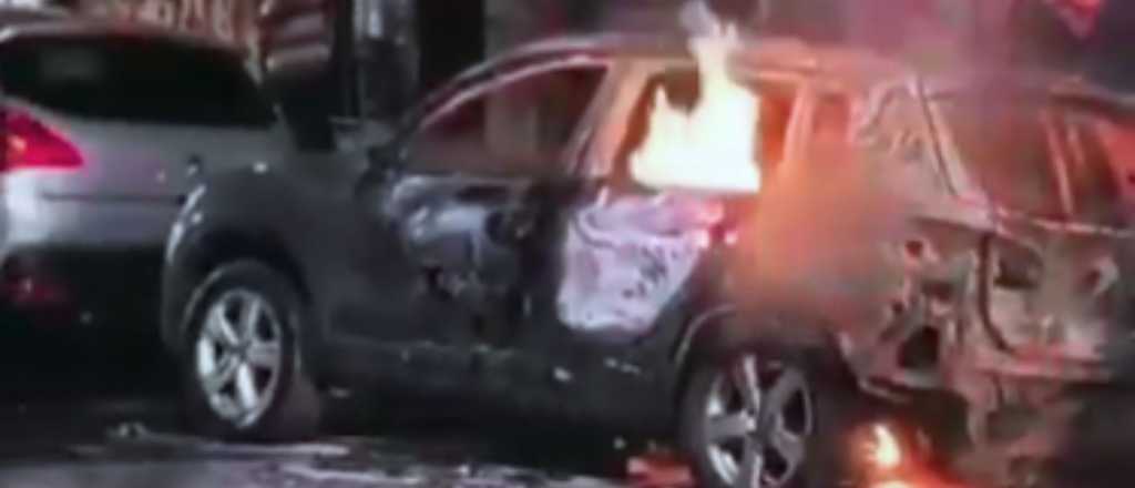 Video: un joven prendió fuego un auto y una camioneta
