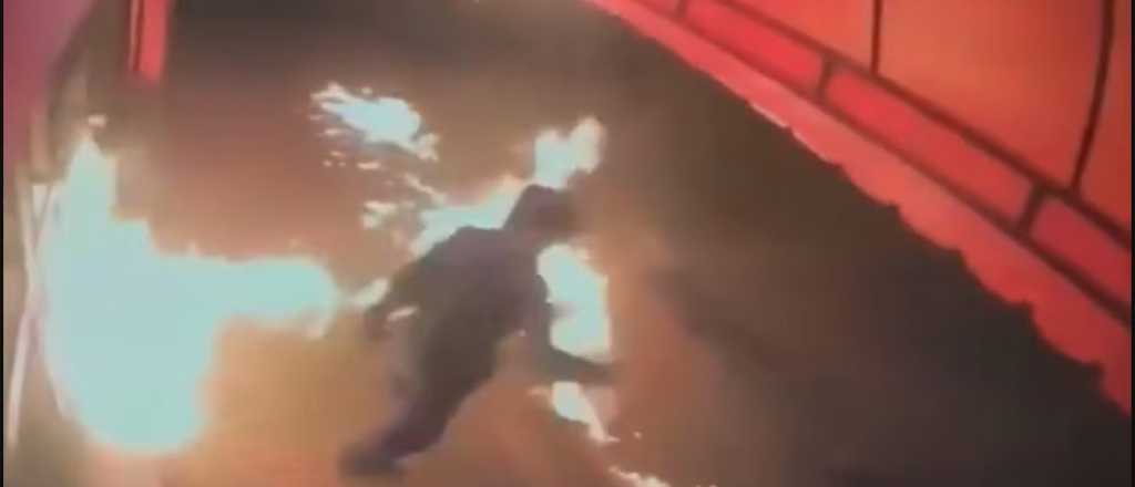 Intentó prender fuego un comercio y terminó incendiándose a sí mismo