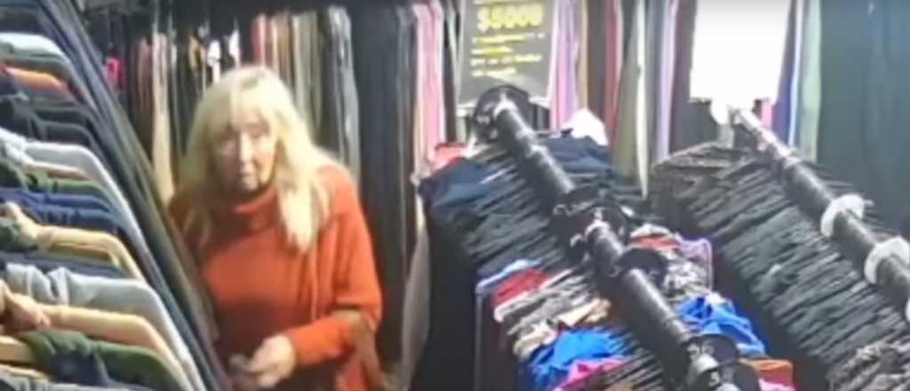 Una jubilada robó un local de ropa y quedó escrachada por las cámaras