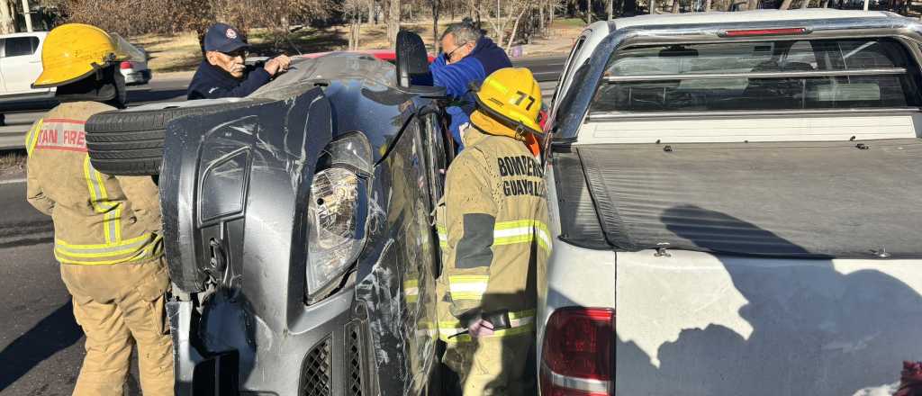 Choque y vuelco en el Acceso Este