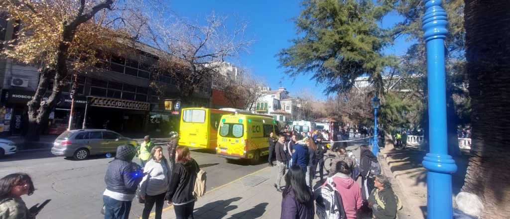 Murió un hombre en una parada de micros de Plaza Independencia