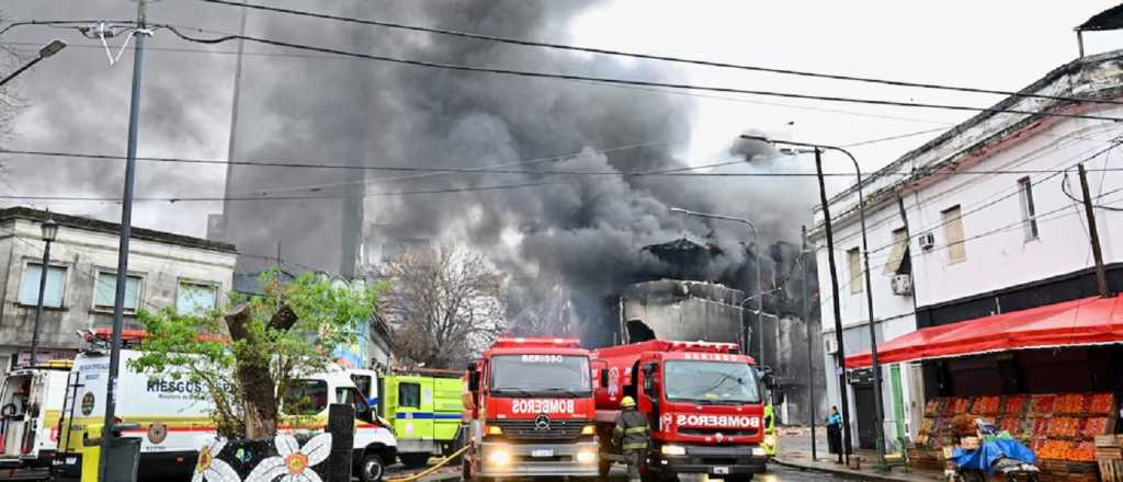 Colapsó un edificio que se prendió fuego en La Plata