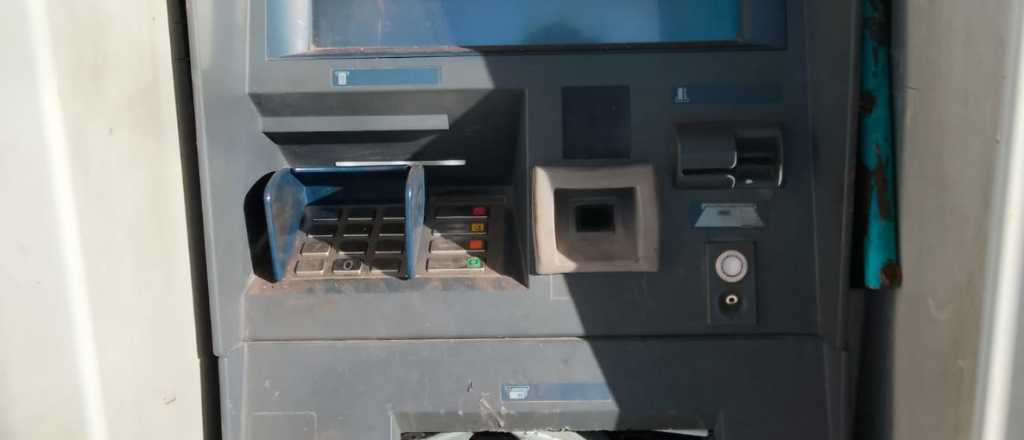 Fotos: destrozaron un cajero al lado de una comisar&iacute;a en Ciudad