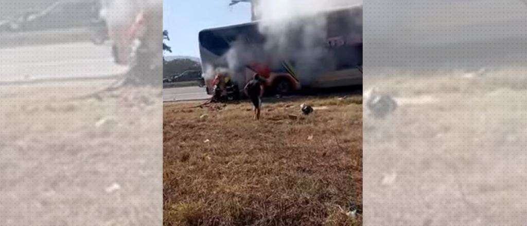 Se prendió fuego un micro que trasladaba a mendocinos en Jujuy