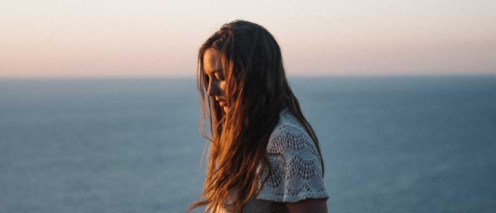 Cinco hábitos silenciosos que destruyen tu autoestima sin que lo notes