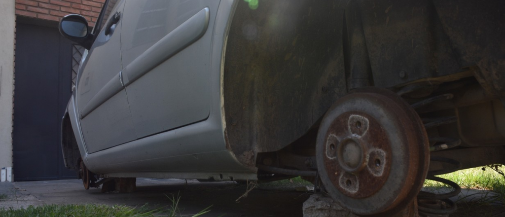 Robaban ruedas y quedaron atrapados cuando se cay&oacute; el auto 