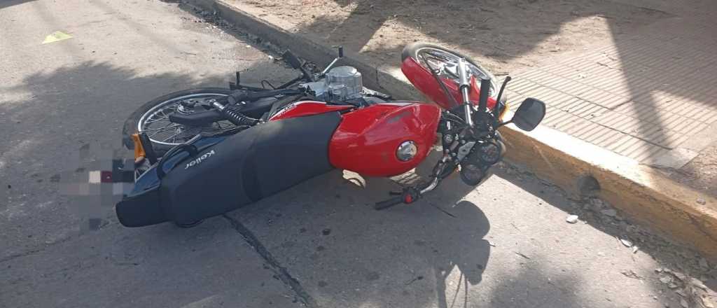 Una motociclista está grave tras chocar contra un auto