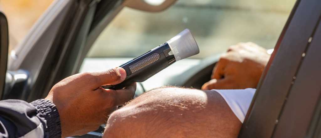 Manejaba borracho, chocó contra el cordón y quedó detenido en Luján