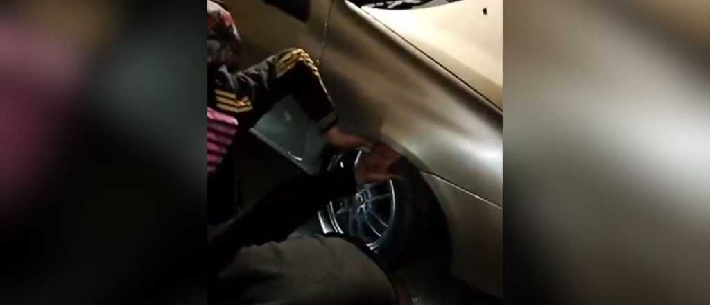 Video: así fue el doloroso accidente de dos ladrones de ruedas en la Cuarta