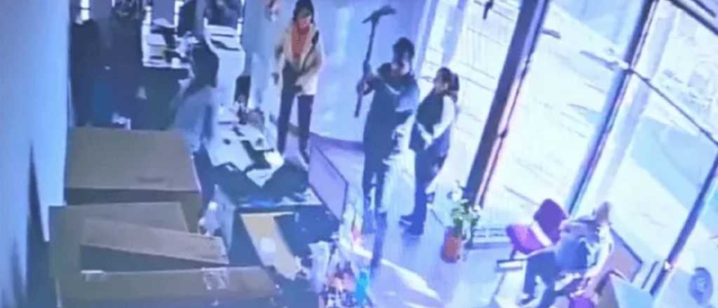 Video: entró con un pico a una oficina de la empresa eléctrica y destrozó todo