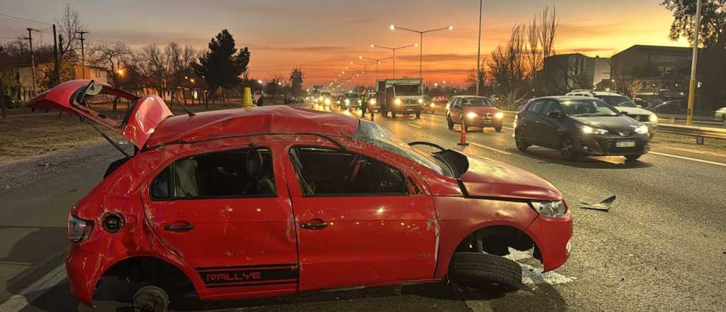 Fuerte accidente en el Acceso Sur: volc&oacute; y dio varios tumbos 