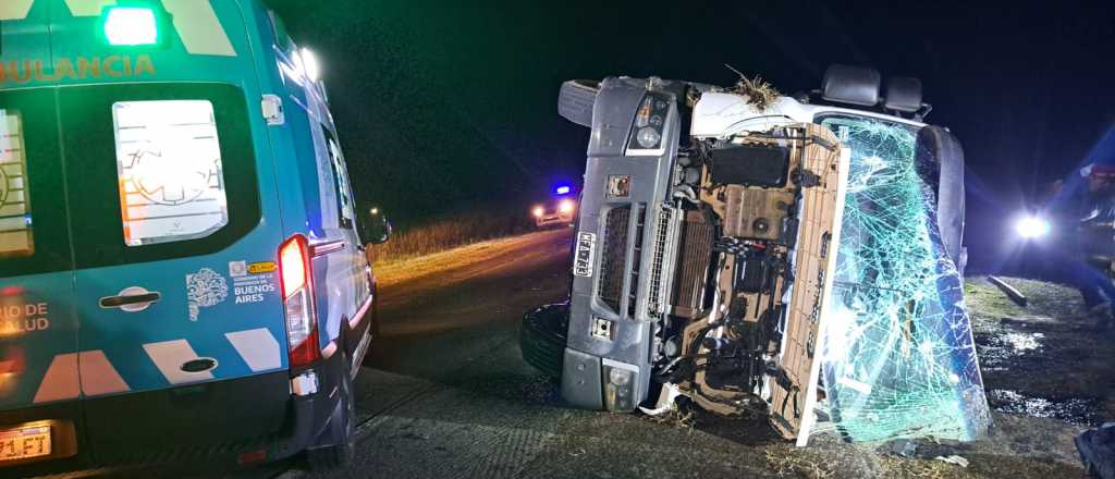 Un cami&oacute;n mendocino con bananas volc&oacute; en Buenos Aires