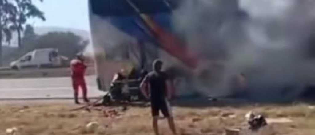 Video: se incendió un micro que llevaba 62 bailarines mendocinos a Salta