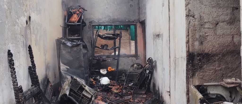 Un incendio destruyó una casa en Guaymallén