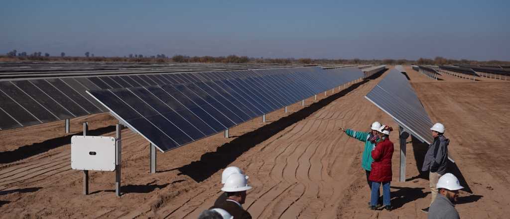 Cornejo y el CEO de YPF recorrieron el Parque Solar El Quemado