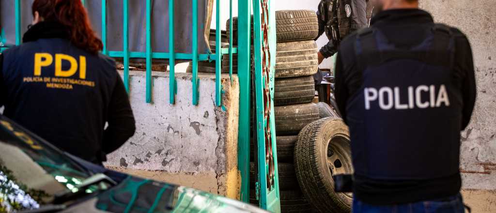 Dos detenidos con vehículos robados y armas en Las Heras