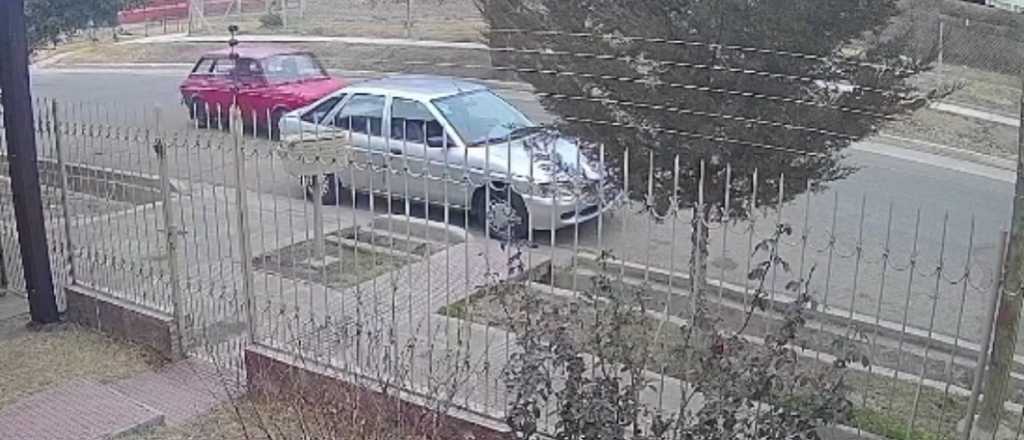 Video: buscan al conductor de un auto que chocó a otro y huyó