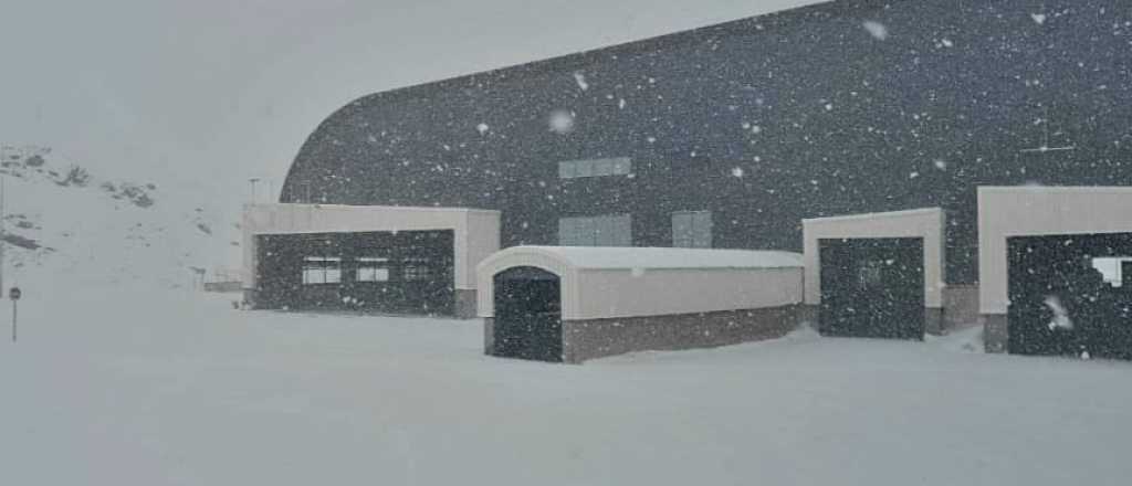 El Paso Cristo Redentor, cubierto de nieve este domingo