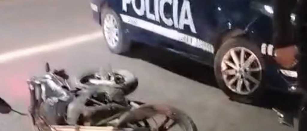 Un móvil policial giró en U y chocó contra un motociclista en San Martín