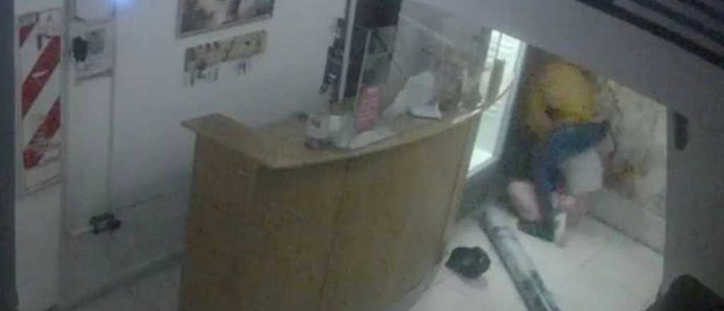 Video: as&iacute; fue el ataque a la empleada de un hostel de Guaymall&eacute;n