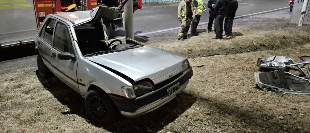 Impactante accidente en Acceso Este: se estrelló contra un poste de luz