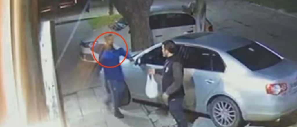 Video: fue a entregar un pedido, se demoraron en abrirle y le robaron el auto