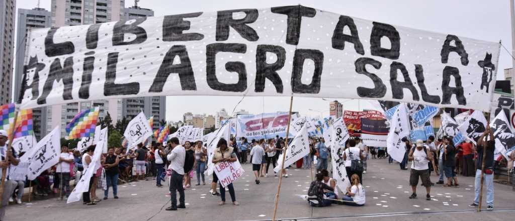 Tupac Amaru corta rutas de todo el pa&iacute;s por Milagro Sala