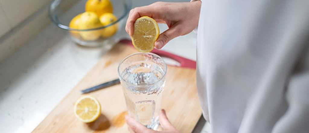 Agua con limón en ayunas: qué beneficios tiene