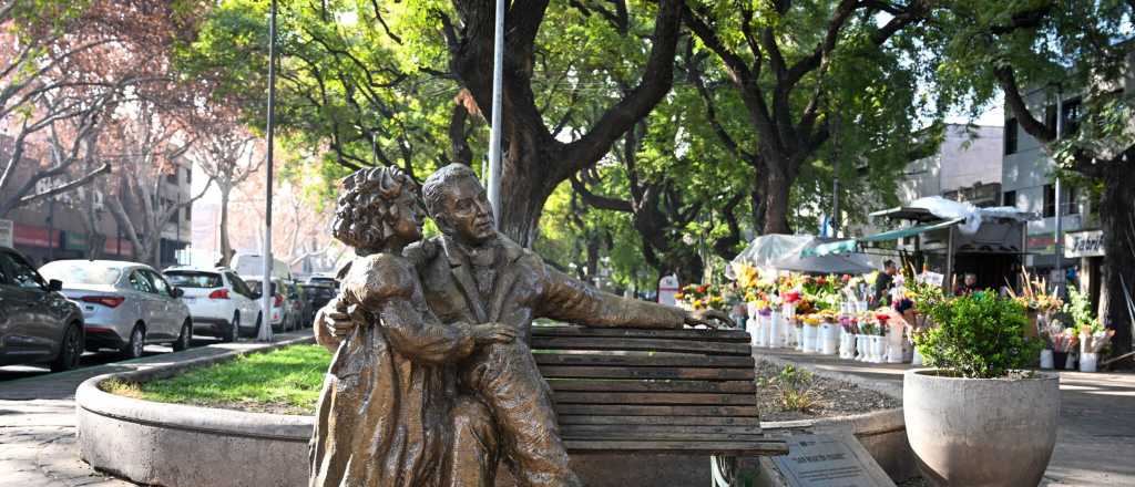 La escultura de San Martín y Merceditas volvió a la Alameda