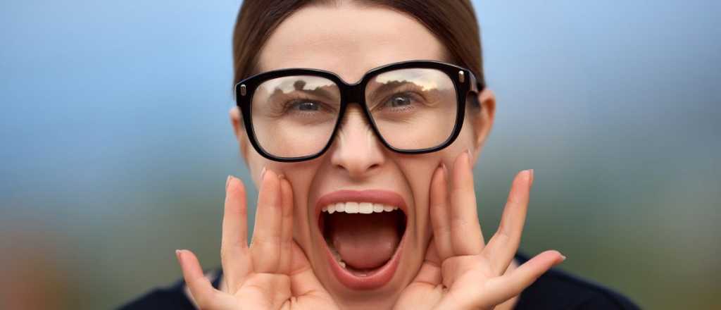 Qué significa hablar en voz muy alta todo el tiempo