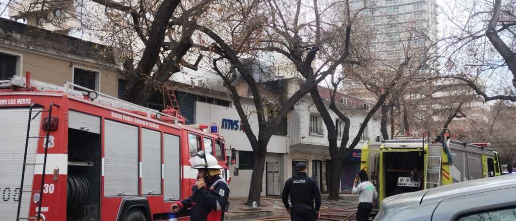 Fotos y videos: alarma en el centro por un incendio en un local de informática