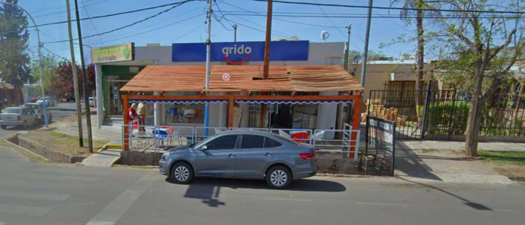 Robaron a punta de pistola a un joven empleado de una heladería en Maipú