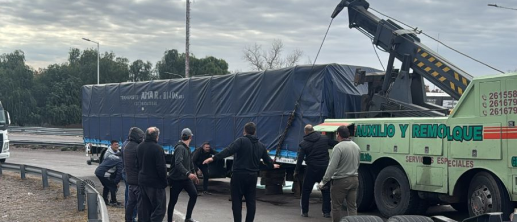 Un camión volcó su carga en el Cóndor, en la entrada al Acceso Sur