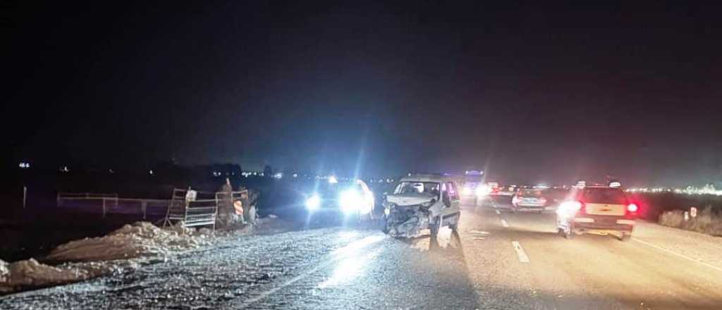 Dos autos chocaron en la Ruta 7 frente a una bodega