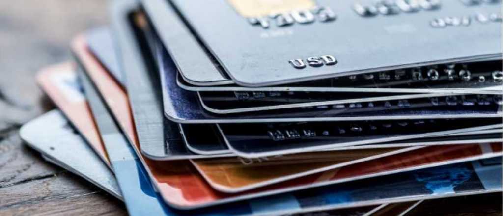 Dos detenidos en Ciudad que tenían tarjetas de crédito de otras personas