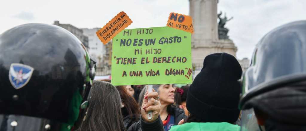 Videos: tensión en el Congreso entre manifestantes y la Policía