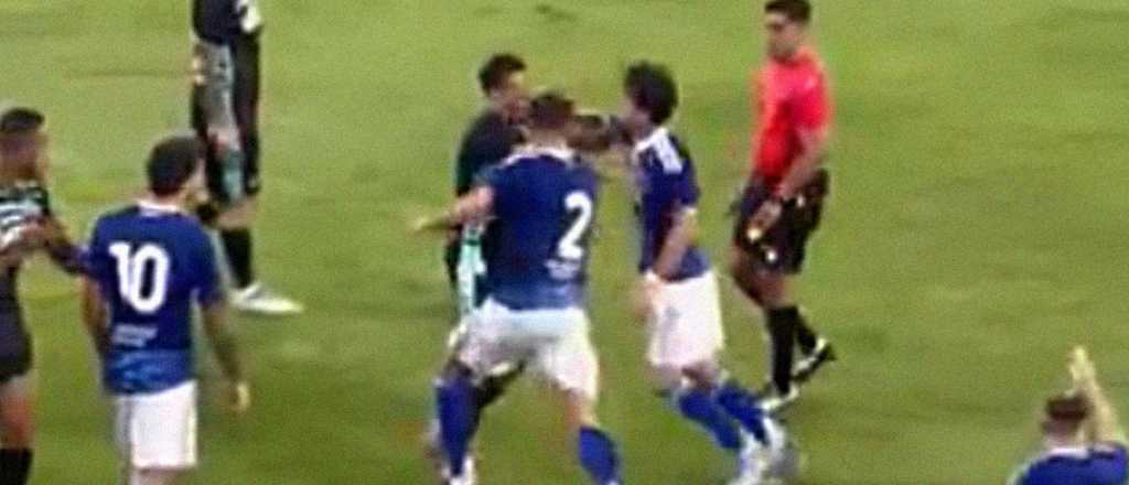 Video: Maxi Perrone, a las trompadas en el picante amistoso entre Betis y Como