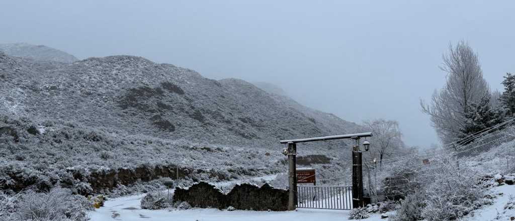El Manzano amaneció nevado y piden precaución al circular
