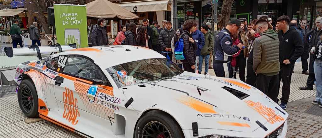 Un auto de TC "suelto" en el centro de Mendoza