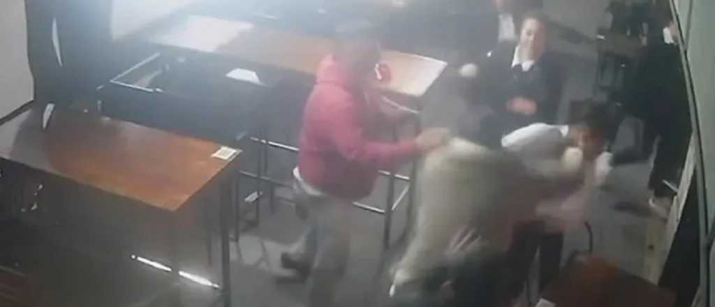 Video: tres mozas fueron golpeadas por dos clientes que no querían pagar
