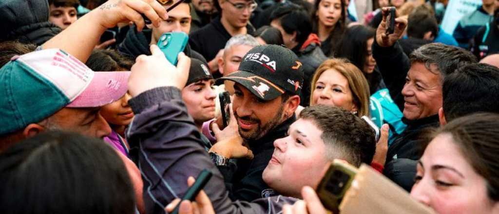 Video: locura en el Parque por la visita de Santero en el Mustang campeón de TC