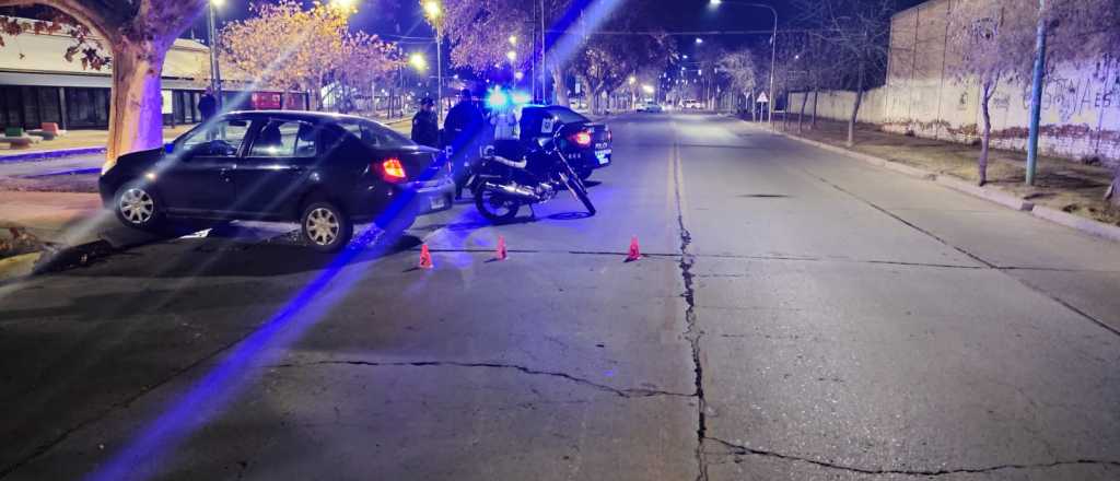 Un motociclista result&oacute; herido tras chocar con un auto que giraba en "U"