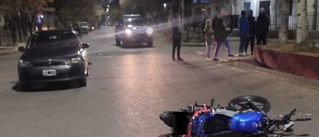 Iban en una moto robada, chocaron, ella murió y su acompañante huyó