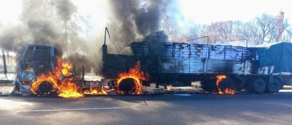 Se incendi&oacute; un cami&oacute;n que viajaba a Mendoza con una carga de harina