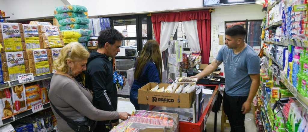 Las ventas minoristas cayeron por tercer mes al hilo